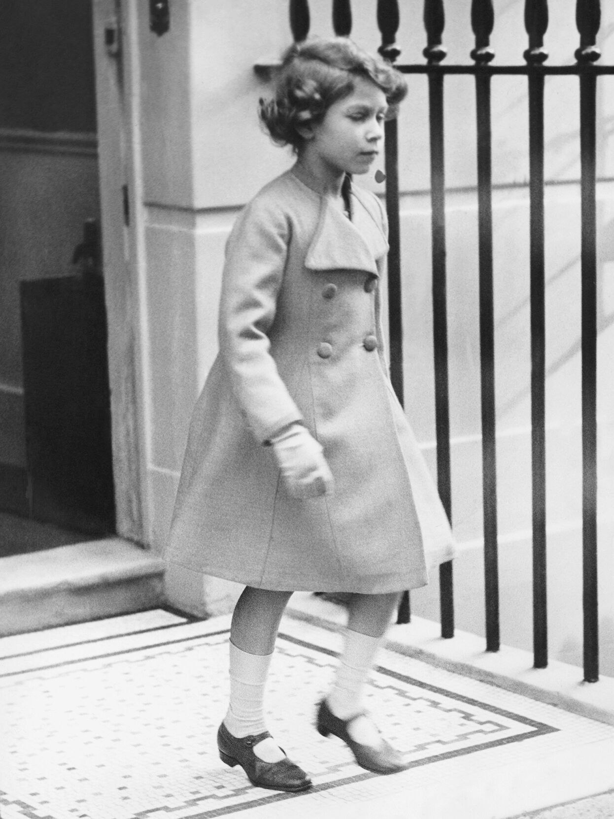 HER CHILDHOOD - Britain-Queen's Style